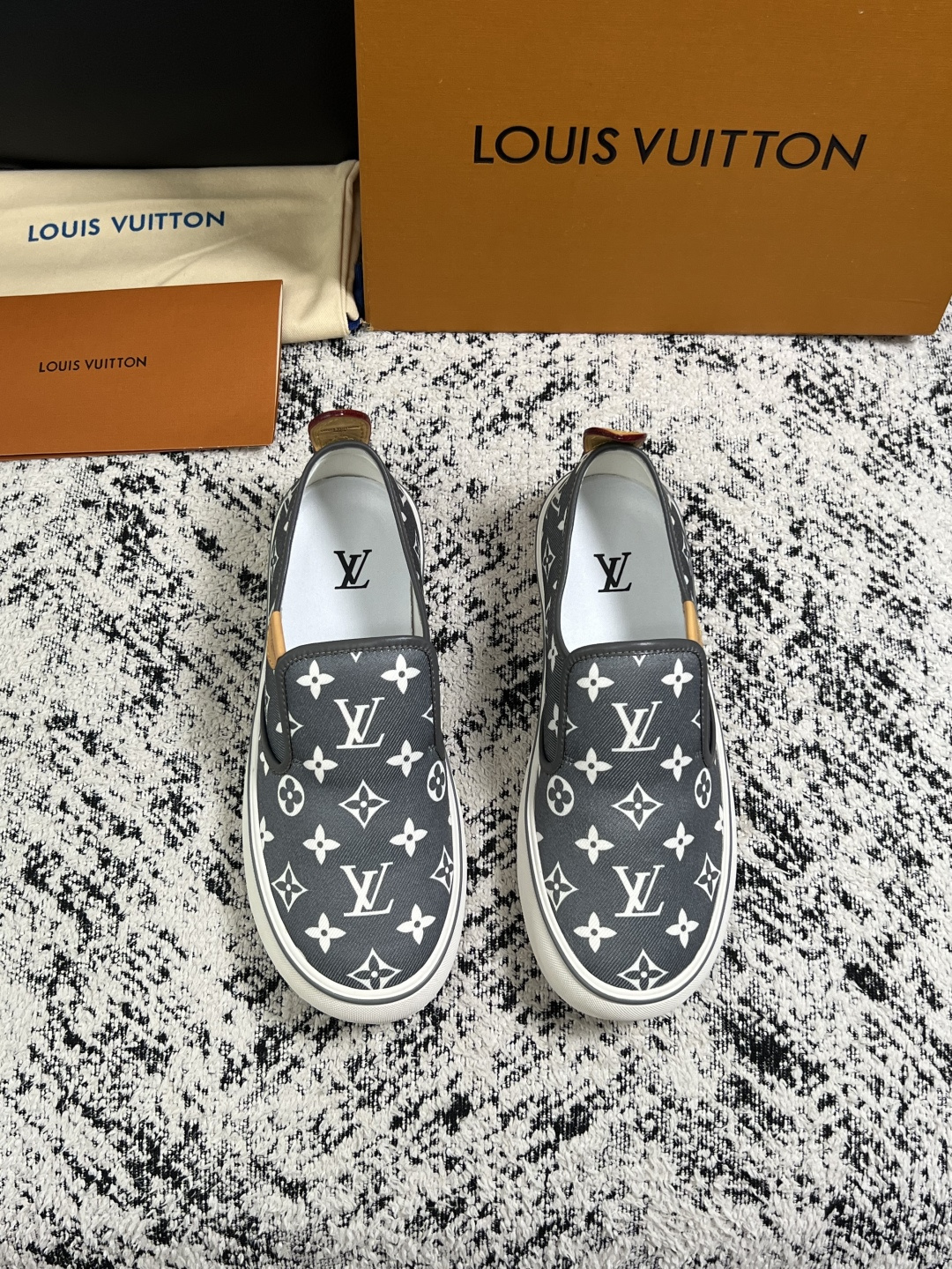 Lv  顶级代购  路易威登 专柜同步，意大利进口面料，进口水染牛皮内里，鞋底：原厂特供原版底，原厂跟单货，码数 39-
