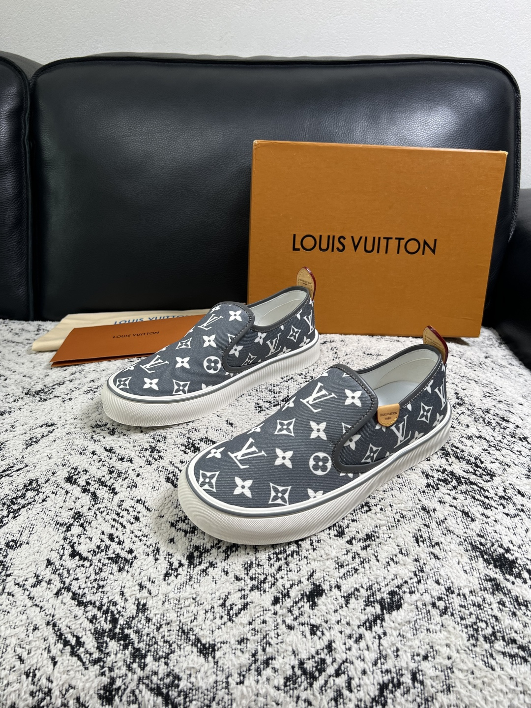 Lv  顶级代购  路易威登 专柜同步，意大利进口面料，进口水染牛皮内里，鞋底：原厂特供原版底，原厂跟单货，码数 39-