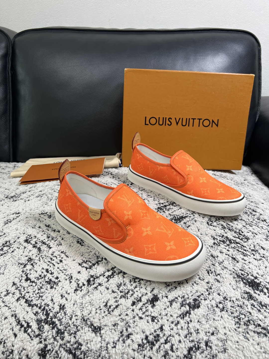 Lv  顶级代购  路易威登 专柜同步，意大利进口面料，进口水染牛皮内里，鞋底：原厂特供原版底，原厂跟单货，码数 39-