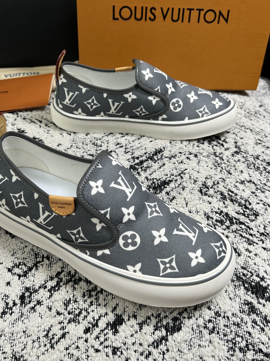 Lv  顶级代购  路易威登 专柜同步，意大利进口面料，进口水染牛皮内里，鞋底：原厂特供原版底，原厂跟单货，码数 39-