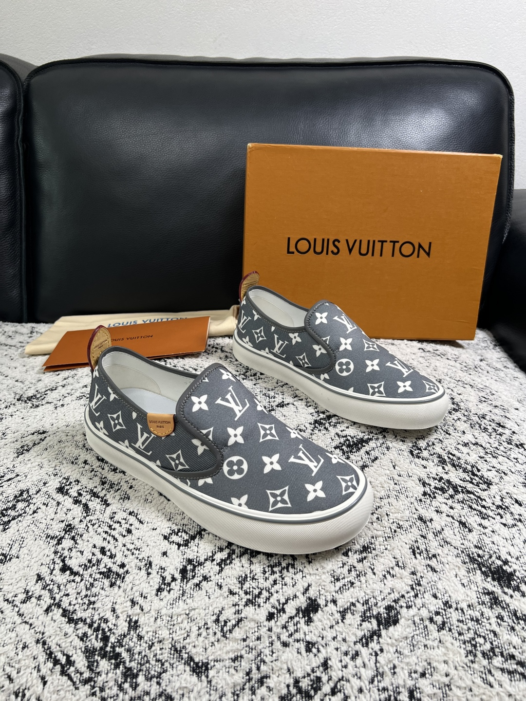 Lv  顶级代购  路易威登 专柜同步，意大利进口面料，进口水染牛皮内里，鞋底：原厂特供原版底，原厂跟单货，码数 39-