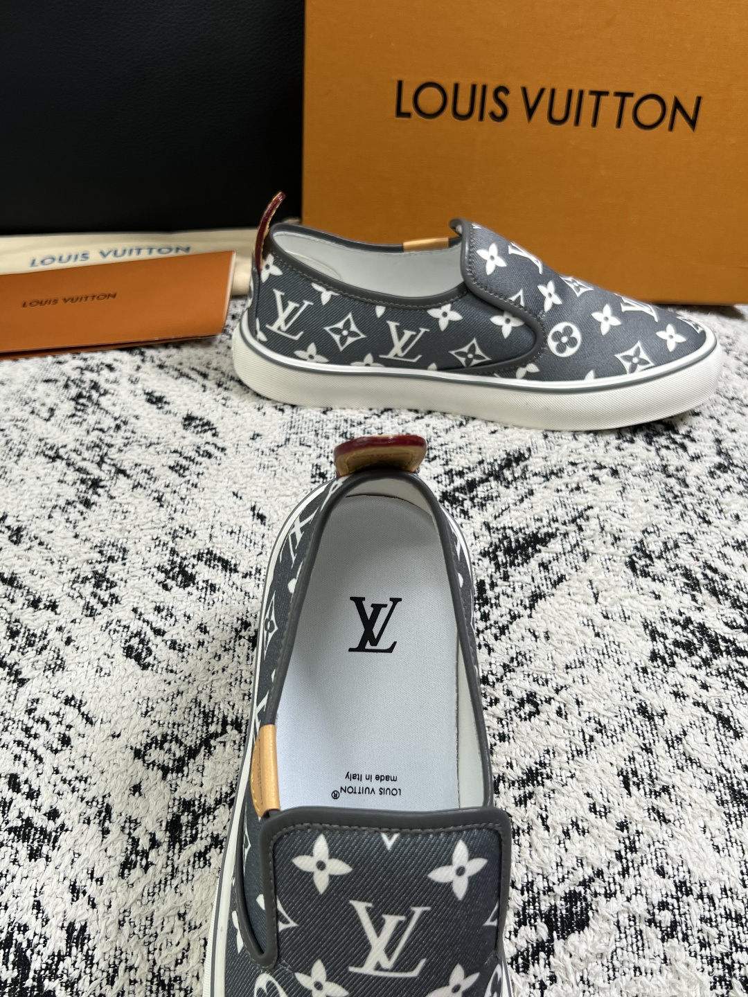 Lv  顶级代购  路易威登 专柜同步，意大利进口面料，进口水染牛皮内里，鞋底：原厂特供原版底，原厂跟单货，码数 39-