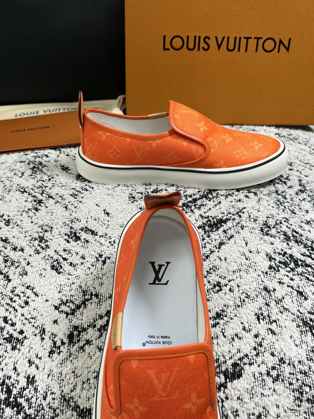 Lv  顶级代购  路易威登 专柜同步，意大利进口面料，进口水染牛皮内里，鞋底：原厂特供原版底，原厂跟单货，码数 39-