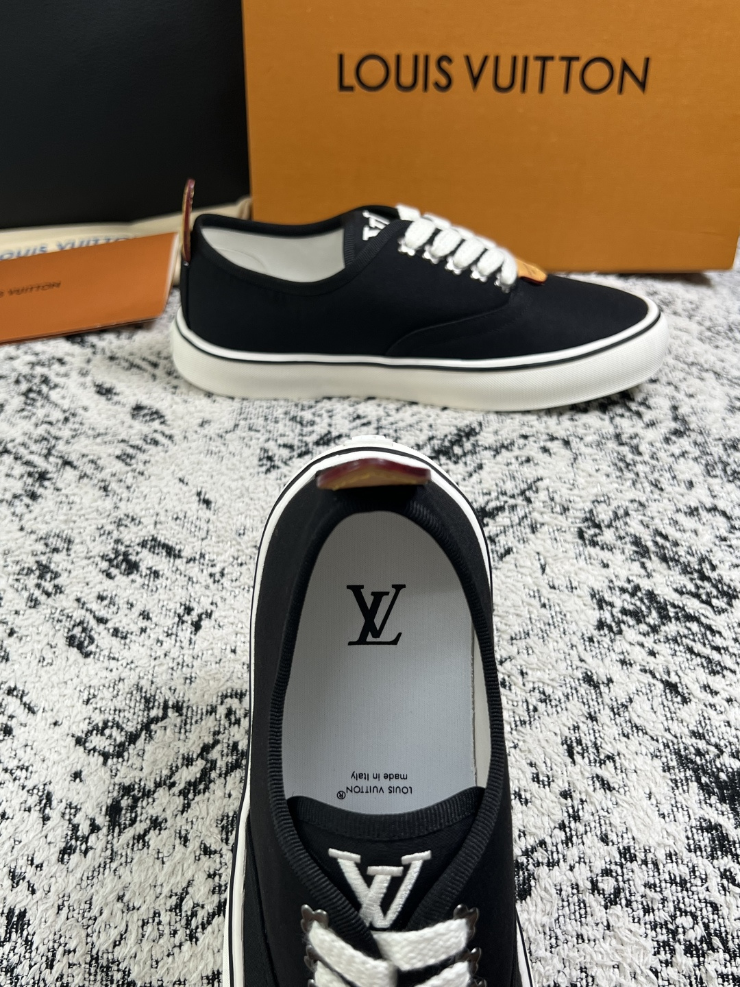Lv  顶级代购  路易威登 专柜同步，意大利进口面料，进口水染牛皮内里，鞋底：原厂特供原版底，原厂跟单货，码数 39-