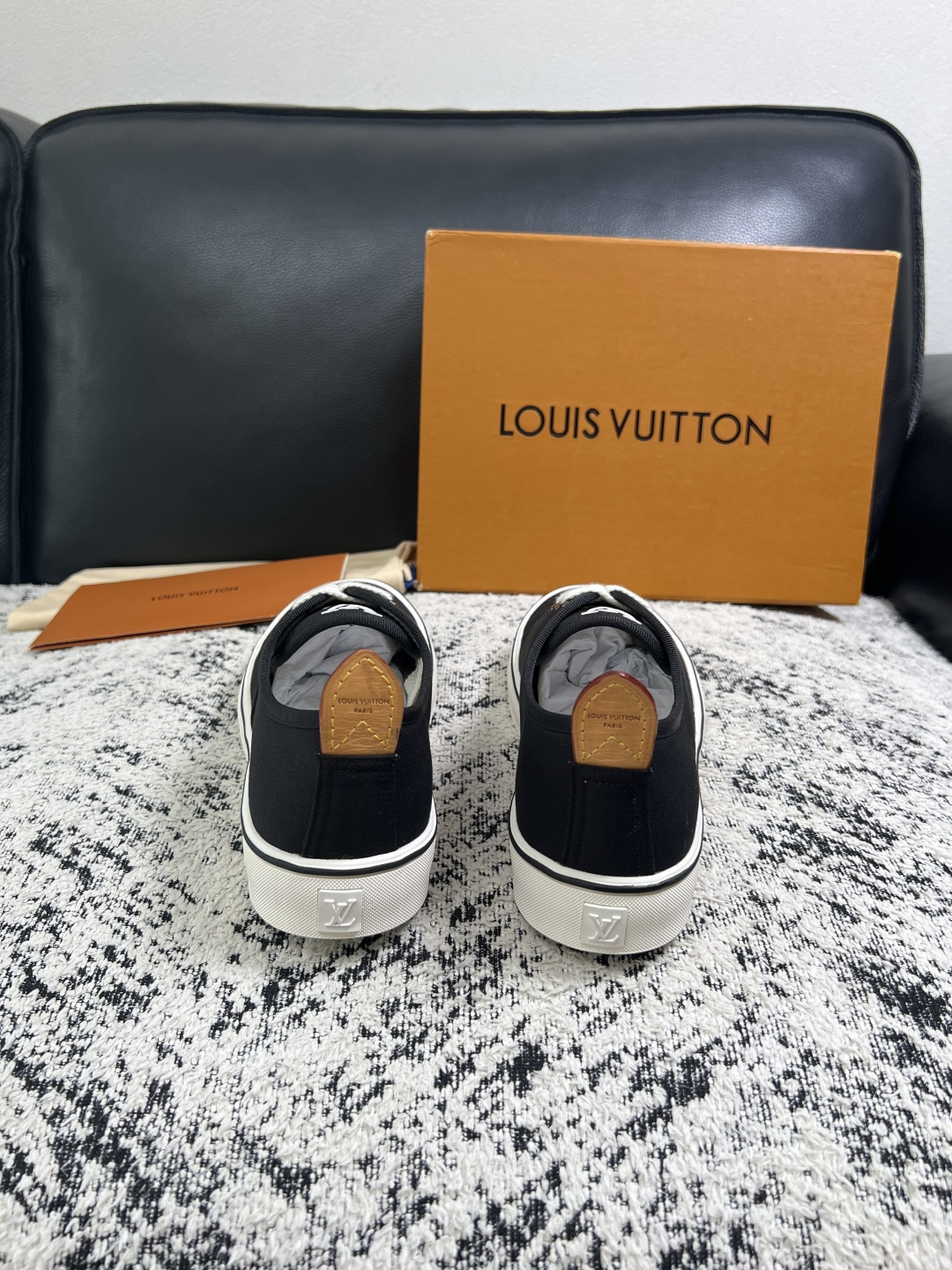 Lv  顶级代购  路易威登 专柜同步，意大利进口面料，进口水染牛皮内里，鞋底：原厂特供原版底，原厂跟单货，码数 39-