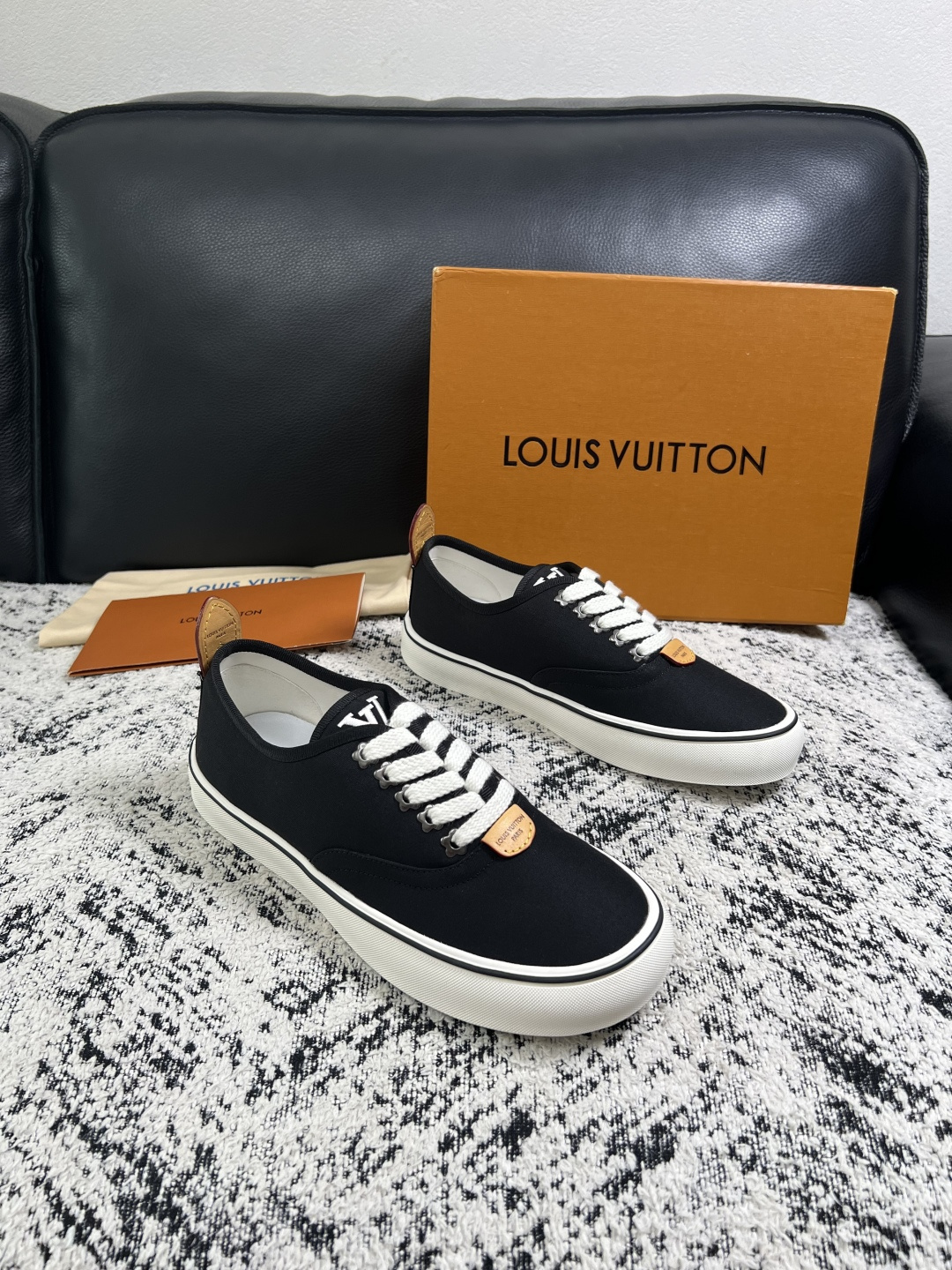 Lv  顶级代购  路易威登 专柜同步，意大利进口面料，进口水染牛皮内里，鞋底：原厂特供原版底，原厂跟单货，码数 39-
