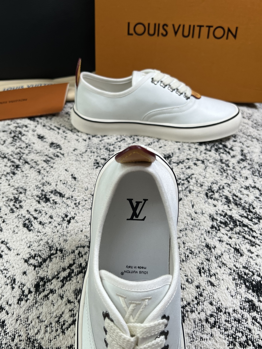 Lv  顶级代购  路易威登 专柜同步，意大利进口面料，进口水染牛皮内里，鞋底：原厂特供原版底，原厂跟单货，码数 39-