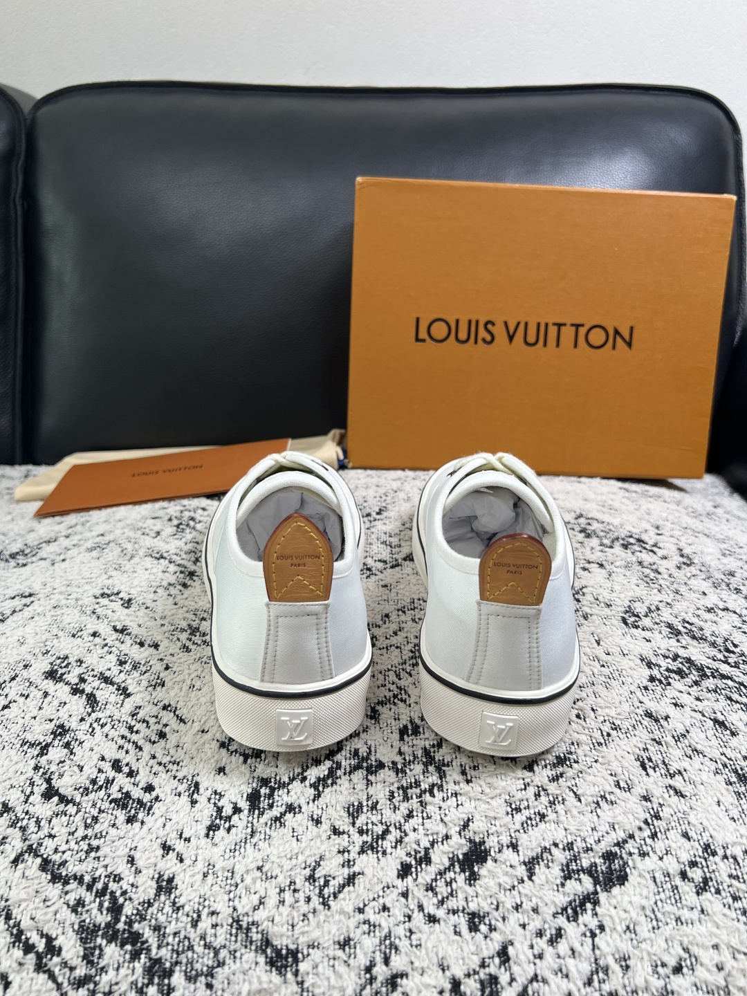 Lv  顶级代购  路易威登 专柜同步，意大利进口面料，进口水染牛皮内里，鞋底：原厂特供原版底，原厂跟单货，码数 39-