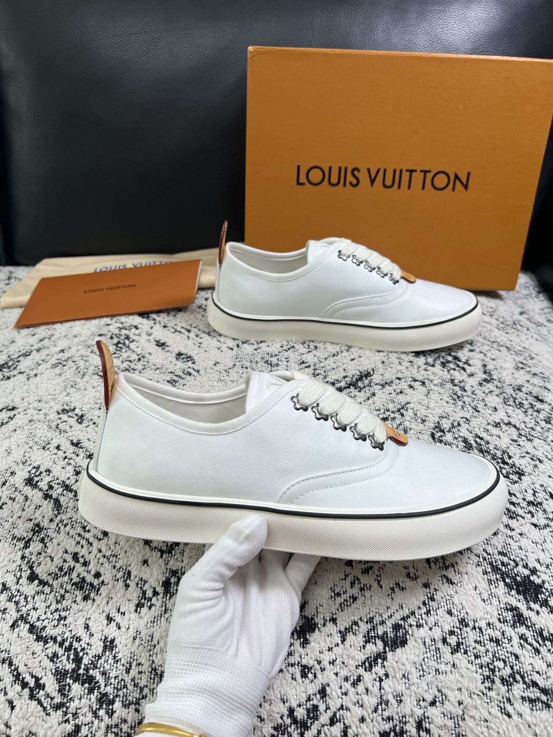 Lv  顶级代购  路易威登 专柜同步，意大利进口面料，进口水染牛皮内里，鞋底：原厂特供原版底，原厂跟单货，码数 39-