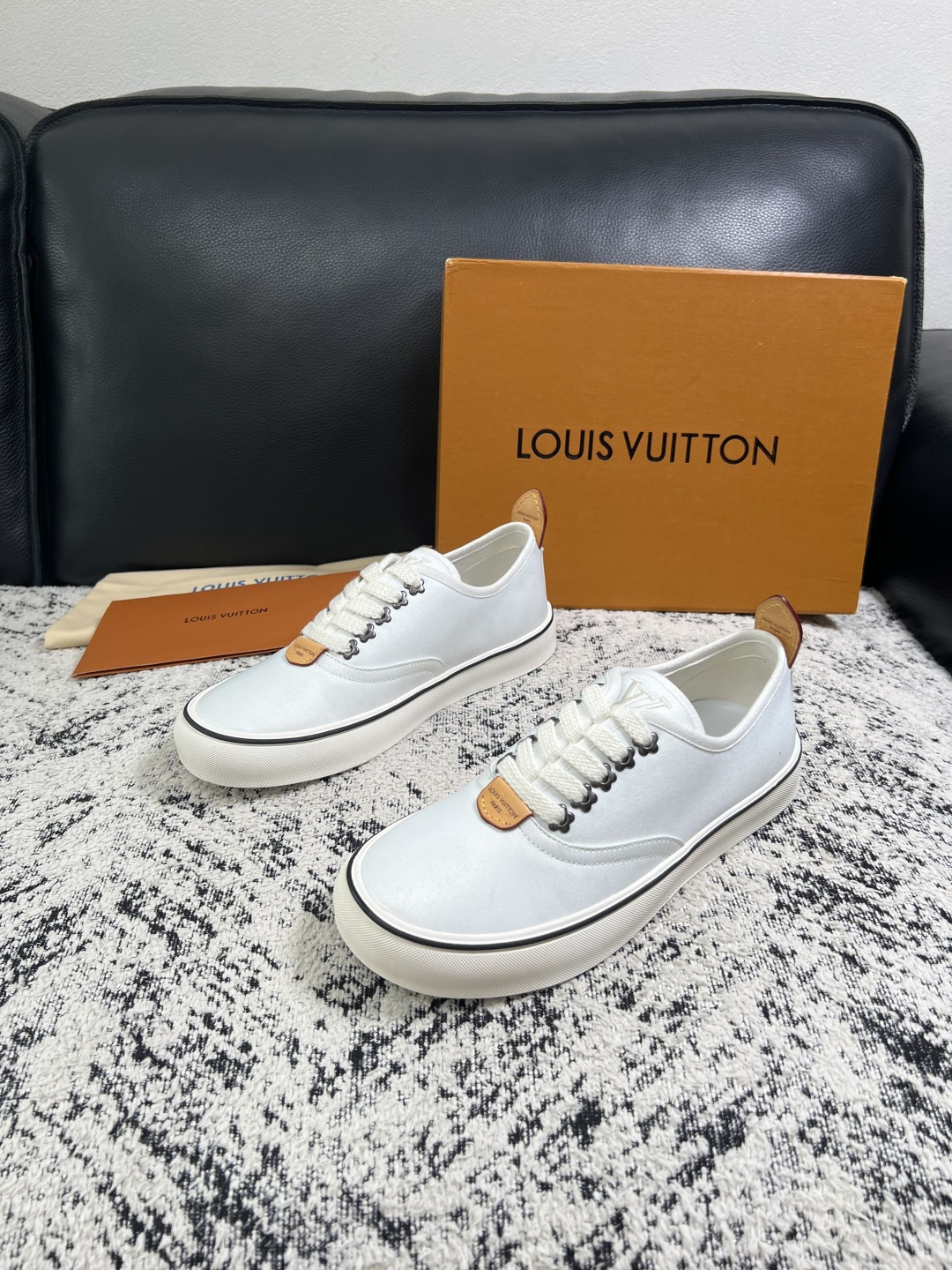 Lv  顶级代购  路易威登 专柜同步，意大利进口面料，进口水染牛皮内里，鞋底：原厂特供原版底，原厂跟单货，码数 39-