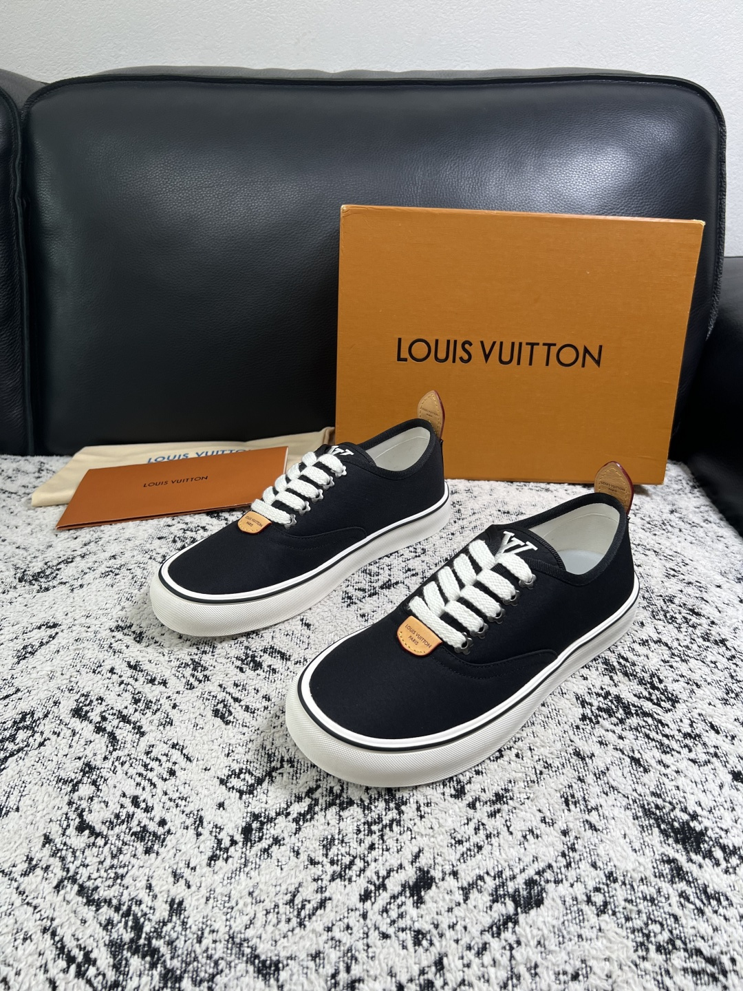 Lv  顶级代购  路易威登 专柜同步，意大利进口面料，进口水染牛皮内里，鞋底：原厂特供原版底，原厂跟单货，码数 39-