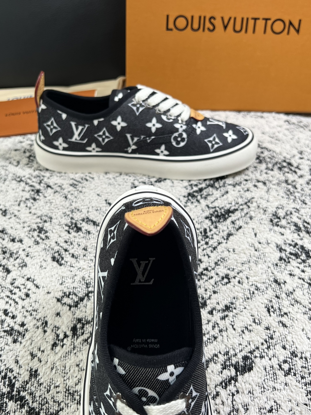Lv  顶级代购  路易威登 专柜同步，意大利进口面料，进口水染牛皮内里，鞋底：原厂特供原版底，原厂跟单货，码数 39-