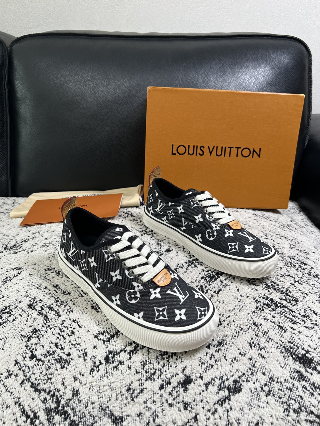 Lv  顶级代购  路易威登 专柜同步，意大利进口面料，进口水染牛皮内里，鞋底：原厂特供原版底，原厂跟单货，码数 39-