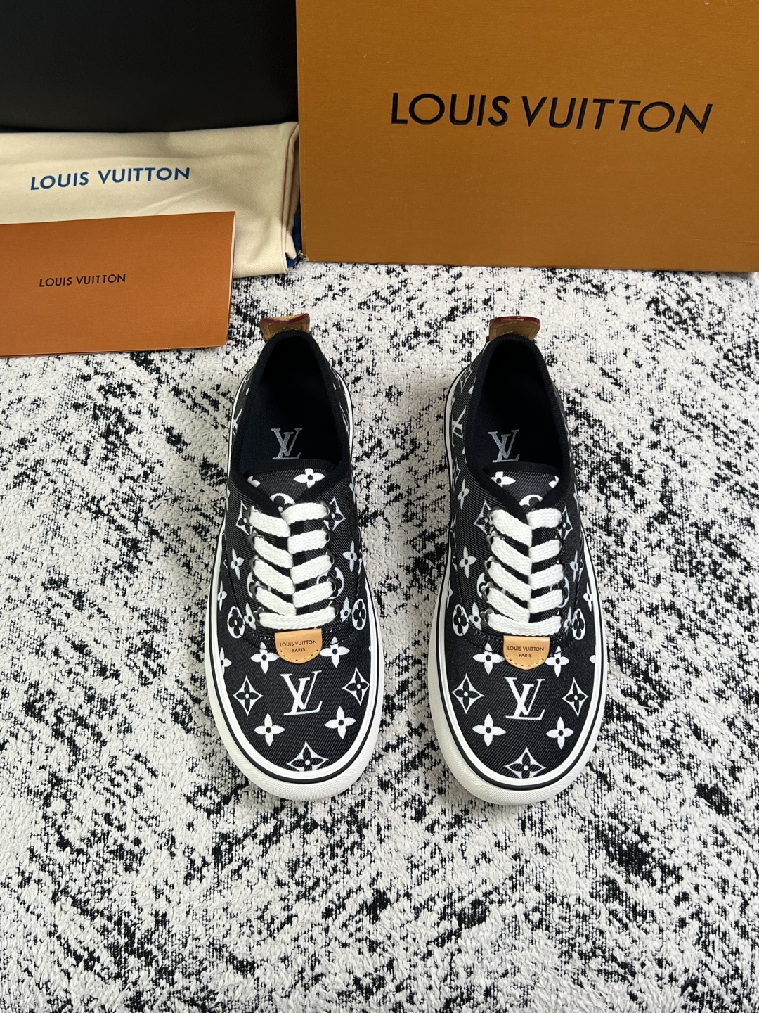 Lv  顶级代购  路易威登 专柜同步，意大利进口面料，进口水染牛皮内里，鞋底：原厂特供原版底，原厂跟单货，码数 39-
