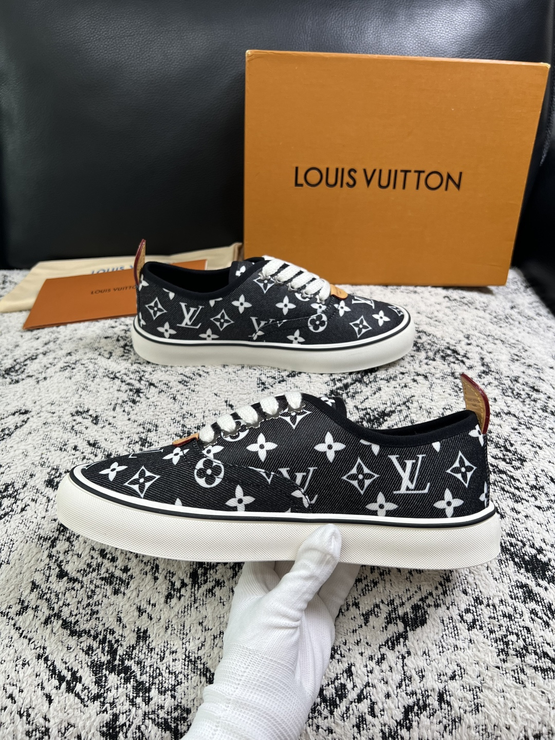 Lv  顶级代购  路易威登 专柜同步，意大利进口面料，进口水染牛皮内里，鞋底：原厂特供原版底，原厂跟单货，码数 39-