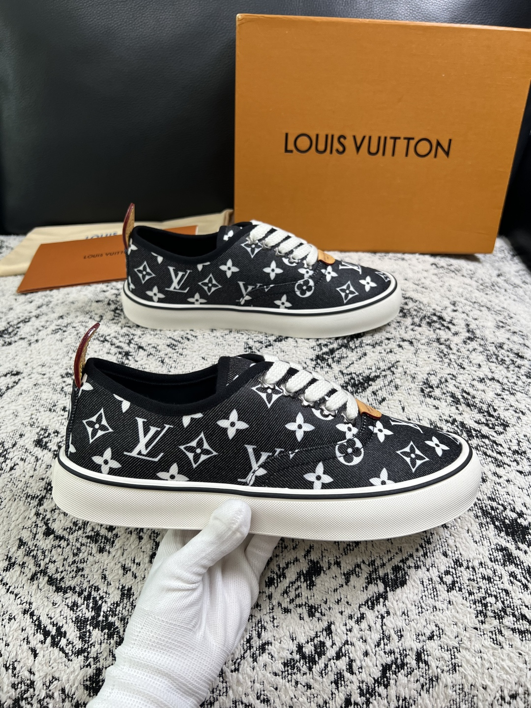 Lv  顶级代购  路易威登 专柜同步，意大利进口面料，进口水染牛皮内里，鞋底：原厂特供原版底，原厂跟单货，码数 39-