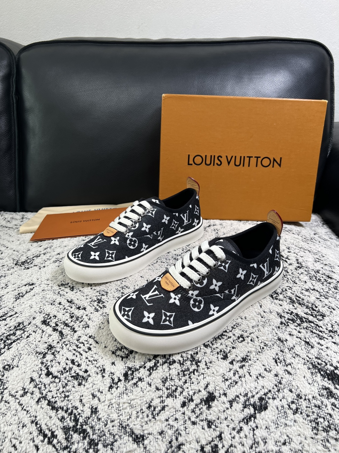 Lv  顶级代购  路易威登 专柜同步，意大利进口面料，进口水染牛皮内里，鞋底：原厂特供原版底，原厂跟单货，码数 39-