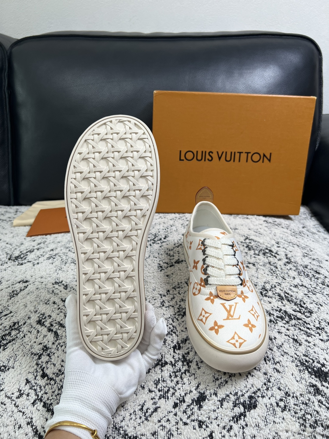 Lv  顶级代购  路易威登 专柜同步，意大利进口面料，进口水染牛皮内里，鞋底：原厂特供原版底，原厂跟单货，码数 39-