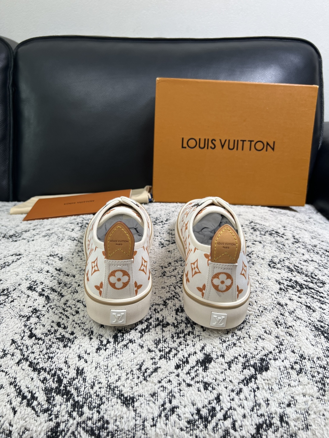 Lv  顶级代购  路易威登 专柜同步，意大利进口面料，进口水染牛皮内里，鞋底：原厂特供原版底，原厂跟单货，码数 39-