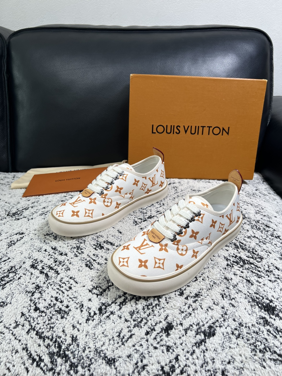Lv  顶级代购  路易威登 专柜同步，意大利进口面料，进口水染牛皮内里，鞋底：原厂特供原版底，原厂跟单货，码数 39-