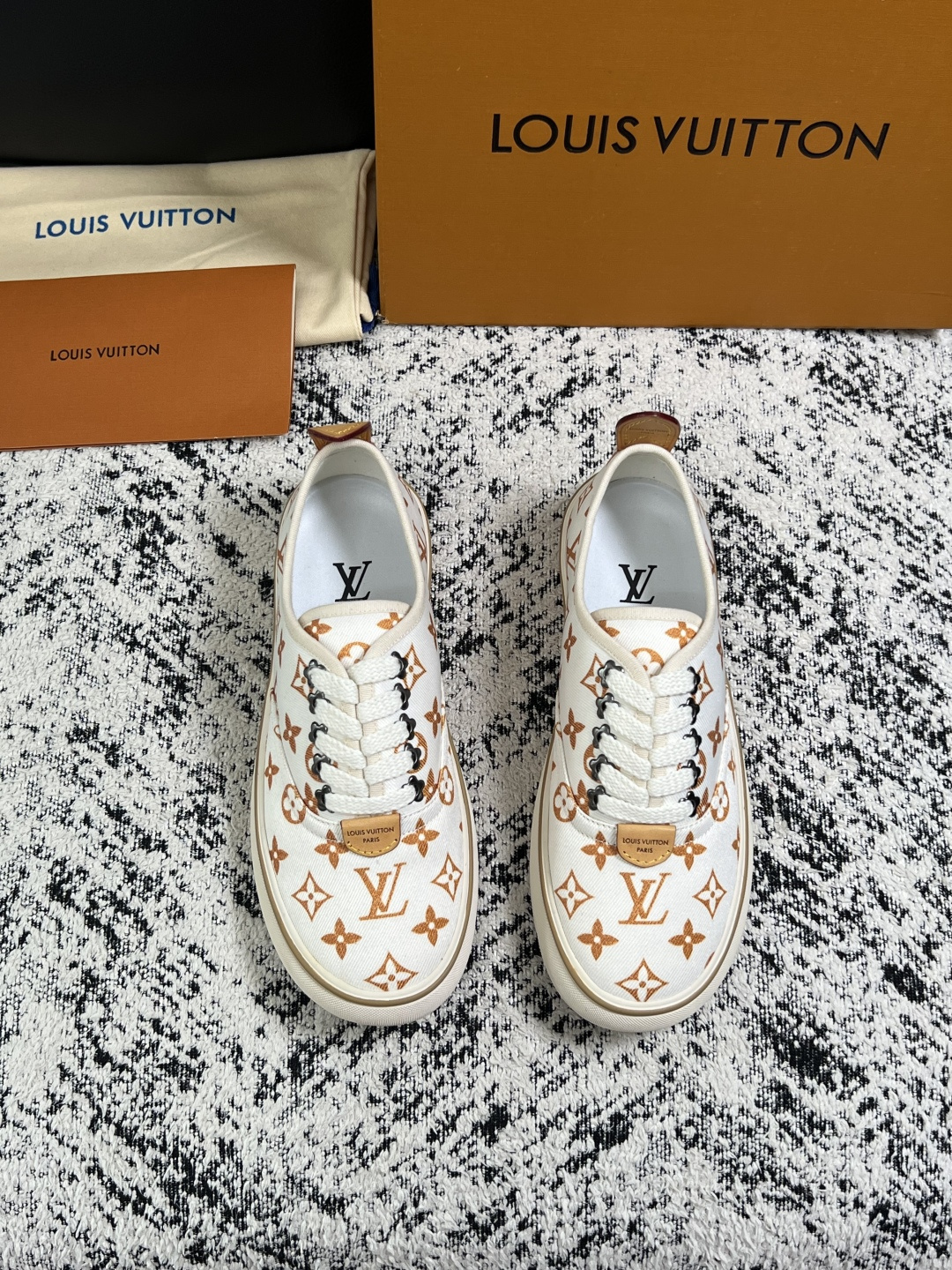 Lv  顶级代购  路易威登 专柜同步，意大利进口面料，进口水染牛皮内里，鞋底：原厂特供原版底，原厂跟单货，码数 39-