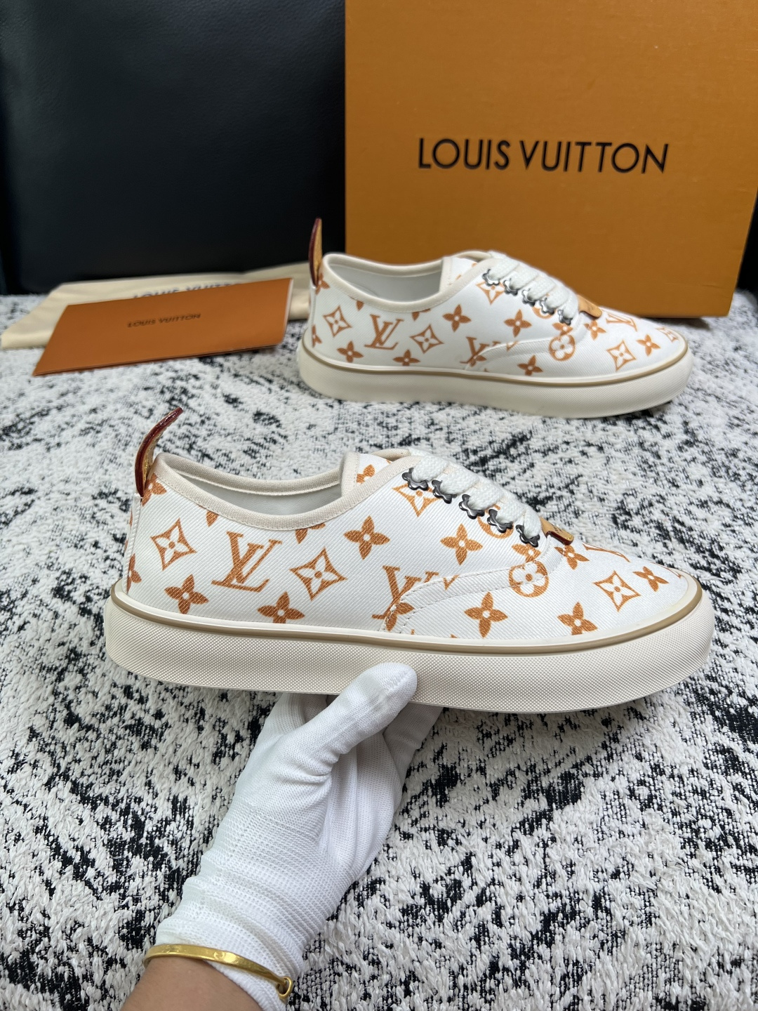 Lv  顶级代购  路易威登 专柜同步，意大利进口面料，进口水染牛皮内里，鞋底：原厂特供原版底，原厂跟单货，码数 39-