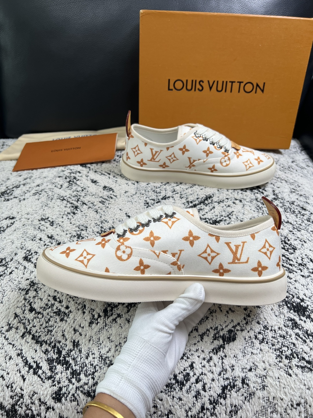 Lv  顶级代购  路易威登 专柜同步，意大利进口面料，进口水染牛皮内里，鞋底：原厂特供原版底，原厂跟单货，码数 39-