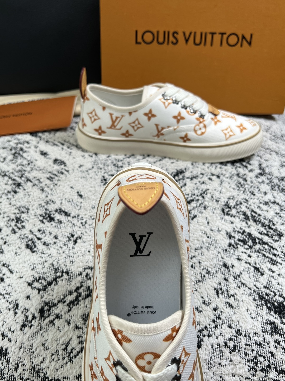 Lv  顶级代购  路易威登 专柜同步，意大利进口面料，进口水染牛皮内里，鞋底：原厂特供原版底，原厂跟单货，码数 39-