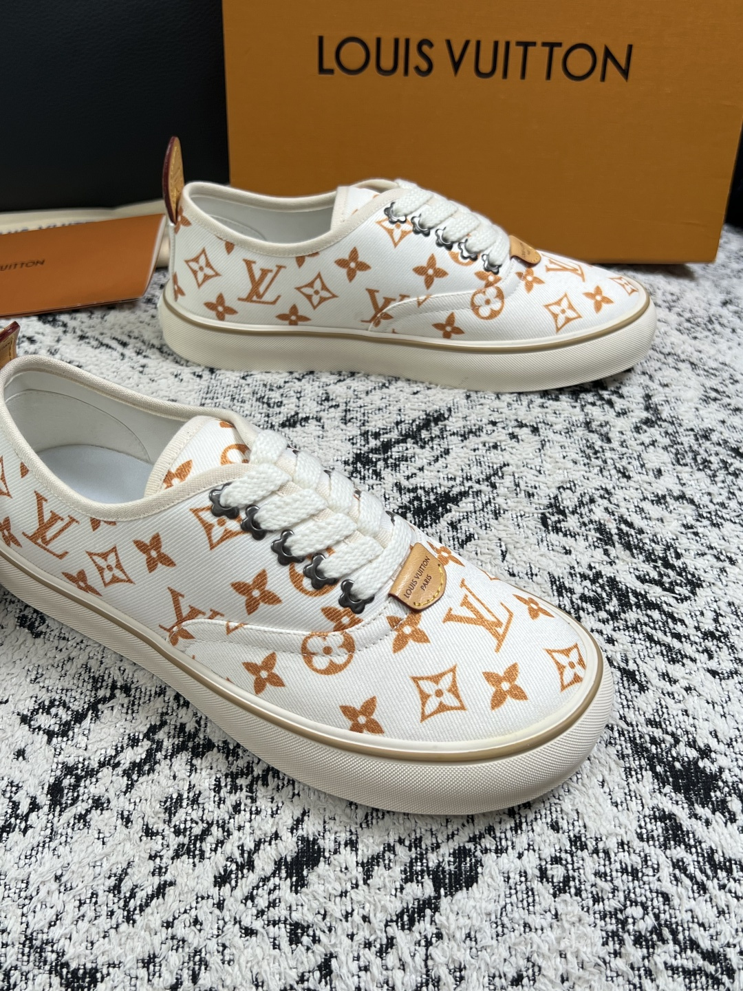 Lv  顶级代购  路易威登 专柜同步，意大利进口面料，进口水染牛皮内里，鞋底：原厂特供原版底，原厂跟单货，码数 39-