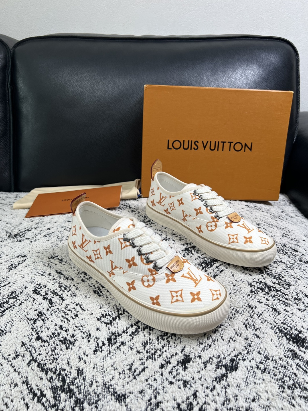 Lv  顶级代购  路易威登 专柜同步，意大利进口面料，进口水染牛皮内里，鞋底：原厂特供原版底，原厂跟单货，码数 39-