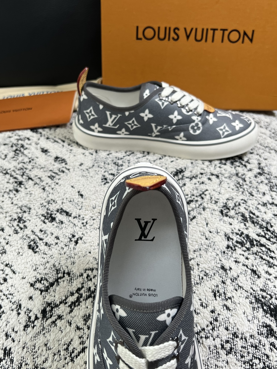 Lv  顶级代购  路易威登 专柜同步，意大利进口面料，进口水染牛皮内里，鞋底：原厂特供原版底，原厂跟单货，码数 39-