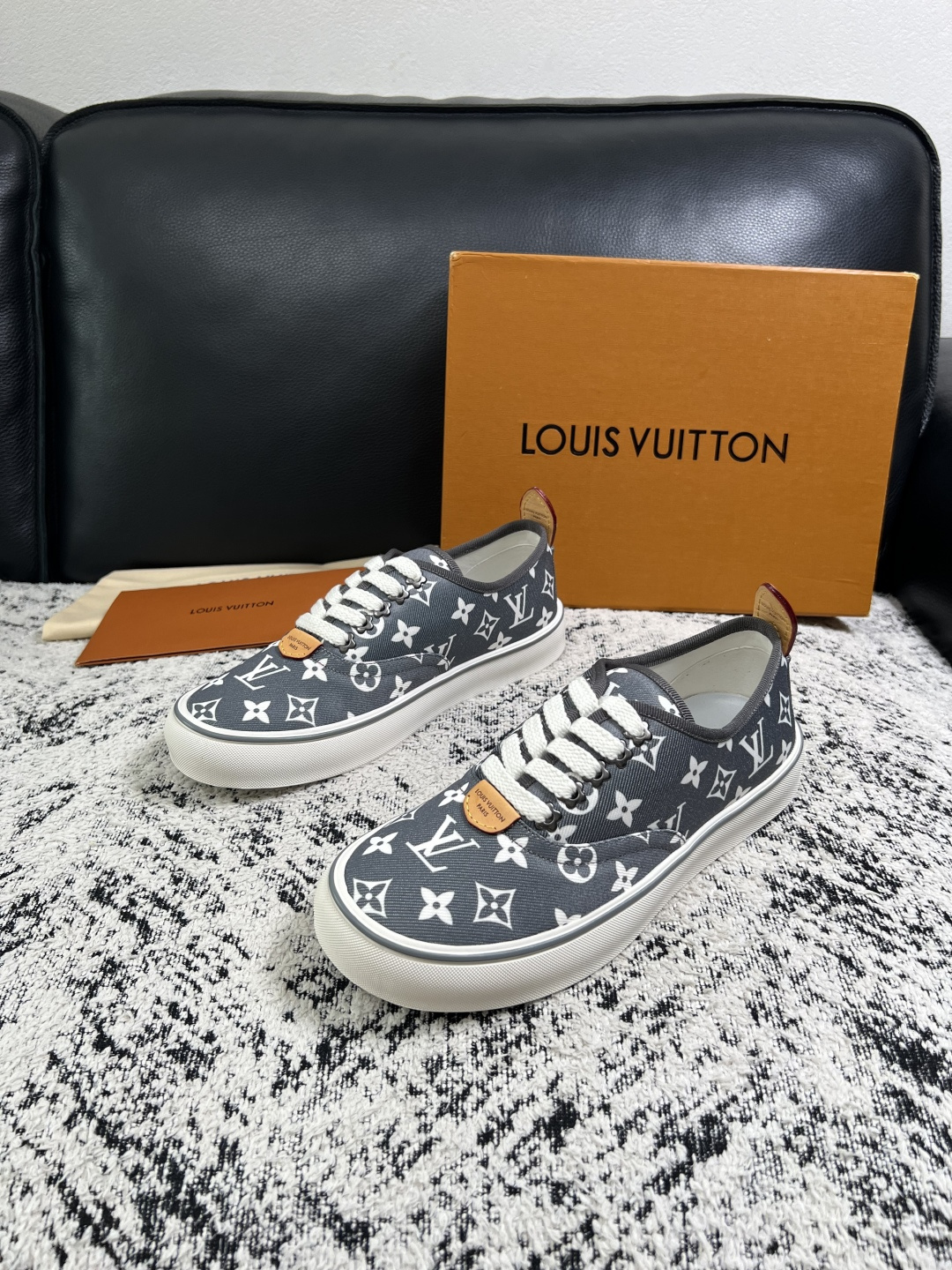 Lv  顶级代购  路易威登 专柜同步，意大利进口面料，进口水染牛皮内里，鞋底：原厂特供原版底，原厂跟单货，码数 39-