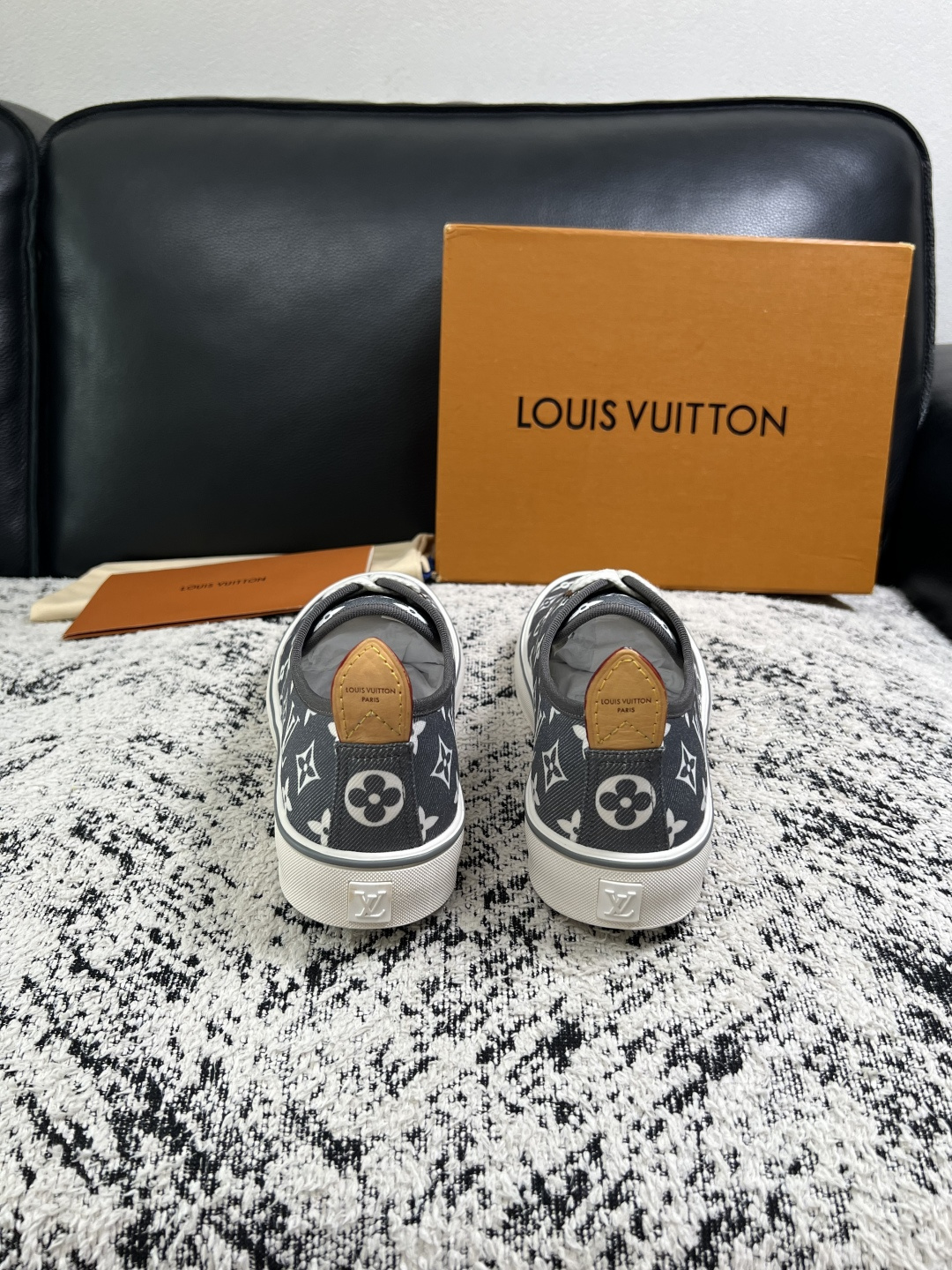Lv  顶级代购  路易威登 专柜同步，意大利进口面料，进口水染牛皮内里，鞋底：原厂特供原版底，原厂跟单货，码数 39-