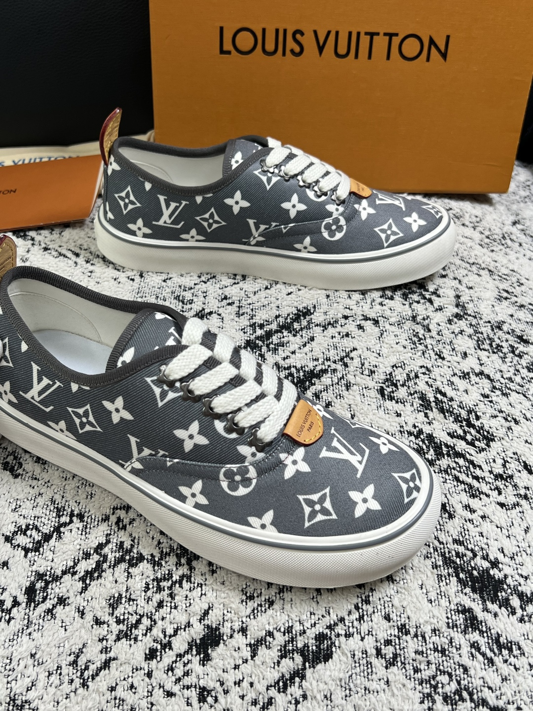 Lv  顶级代购  路易威登 专柜同步，意大利进口面料，进口水染牛皮内里，鞋底：原厂特供原版底，原厂跟单货，码数 39-