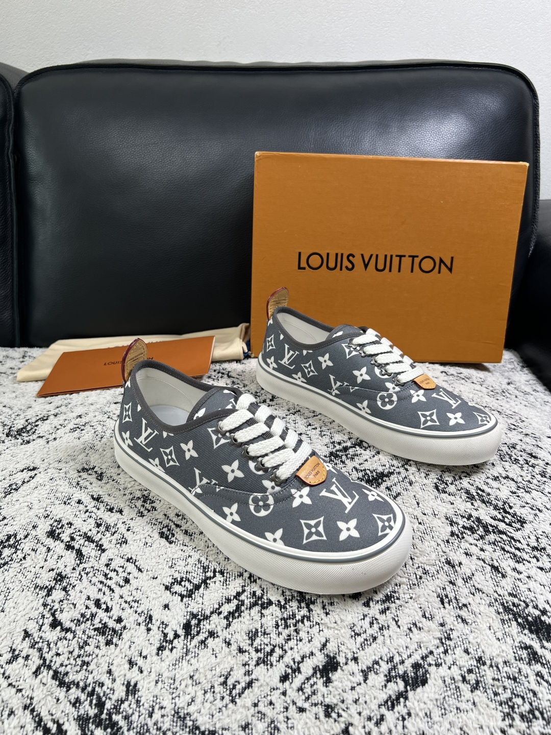 Lv  顶级代购  路易威登 专柜同步，意大利进口面料，进口水染牛皮内里，鞋底：原厂特供原版底，原厂跟单货，码数 39-
