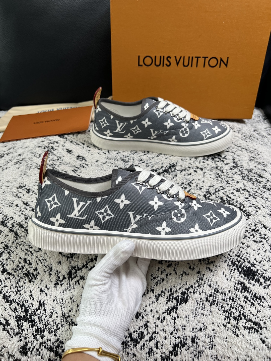 Lv  顶级代购  路易威登 专柜同步，意大利进口面料，进口水染牛皮内里，鞋底：原厂特供原版底，原厂跟单货，码数 39-