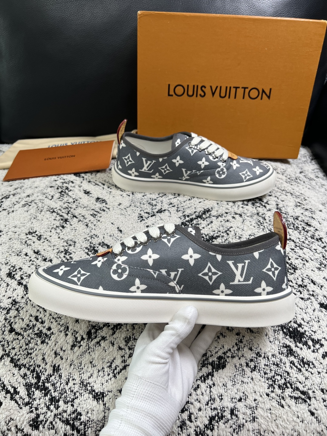 Lv  顶级代购  路易威登 专柜同步，意大利进口面料，进口水染牛皮内里，鞋底：原厂特供原版底，原厂跟单货，码数 39-