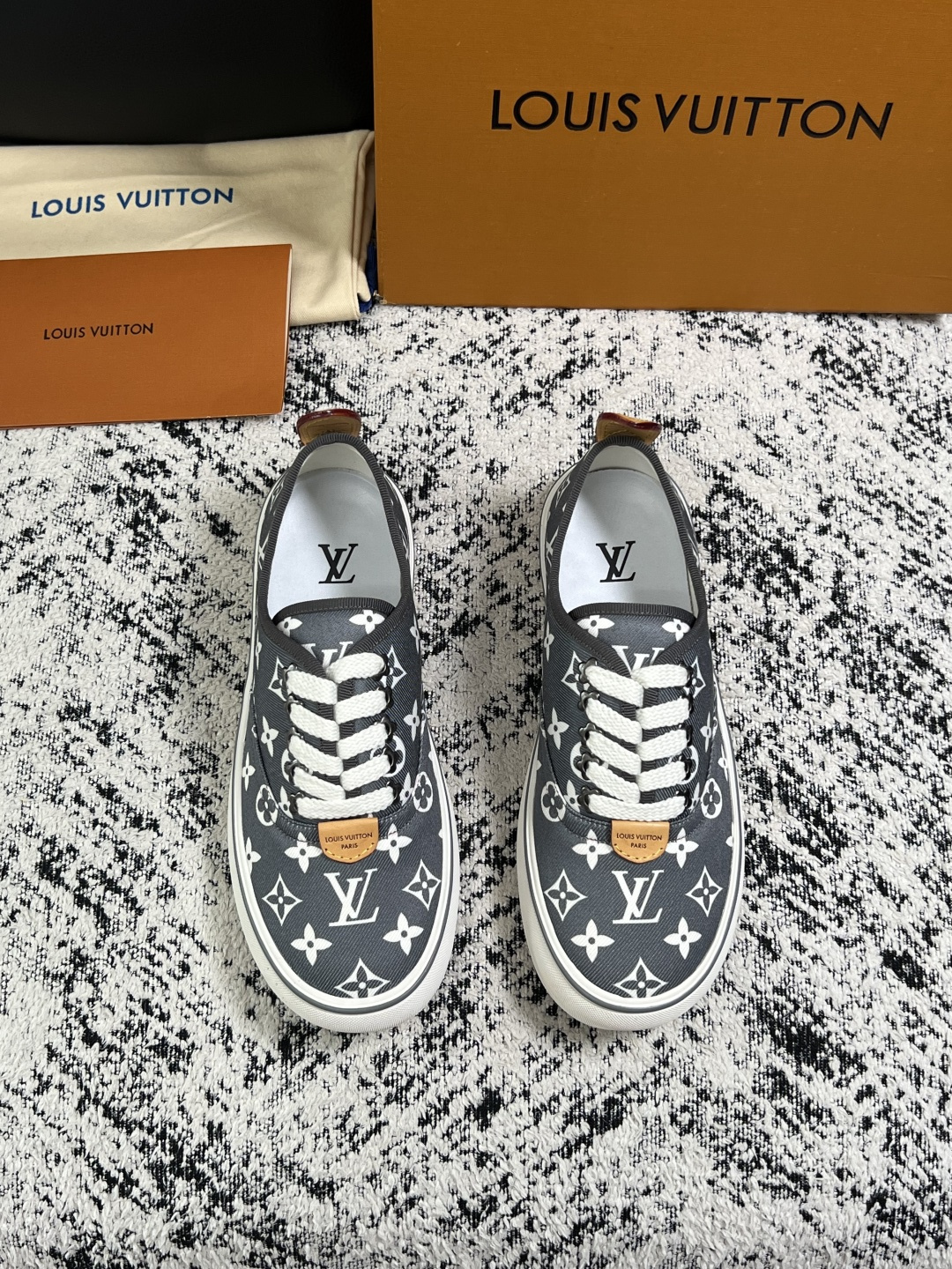Lv  顶级代购  路易威登 专柜同步，意大利进口面料，进口水染牛皮内里，鞋底：原厂特供原版底，原厂跟单货，码数 39-