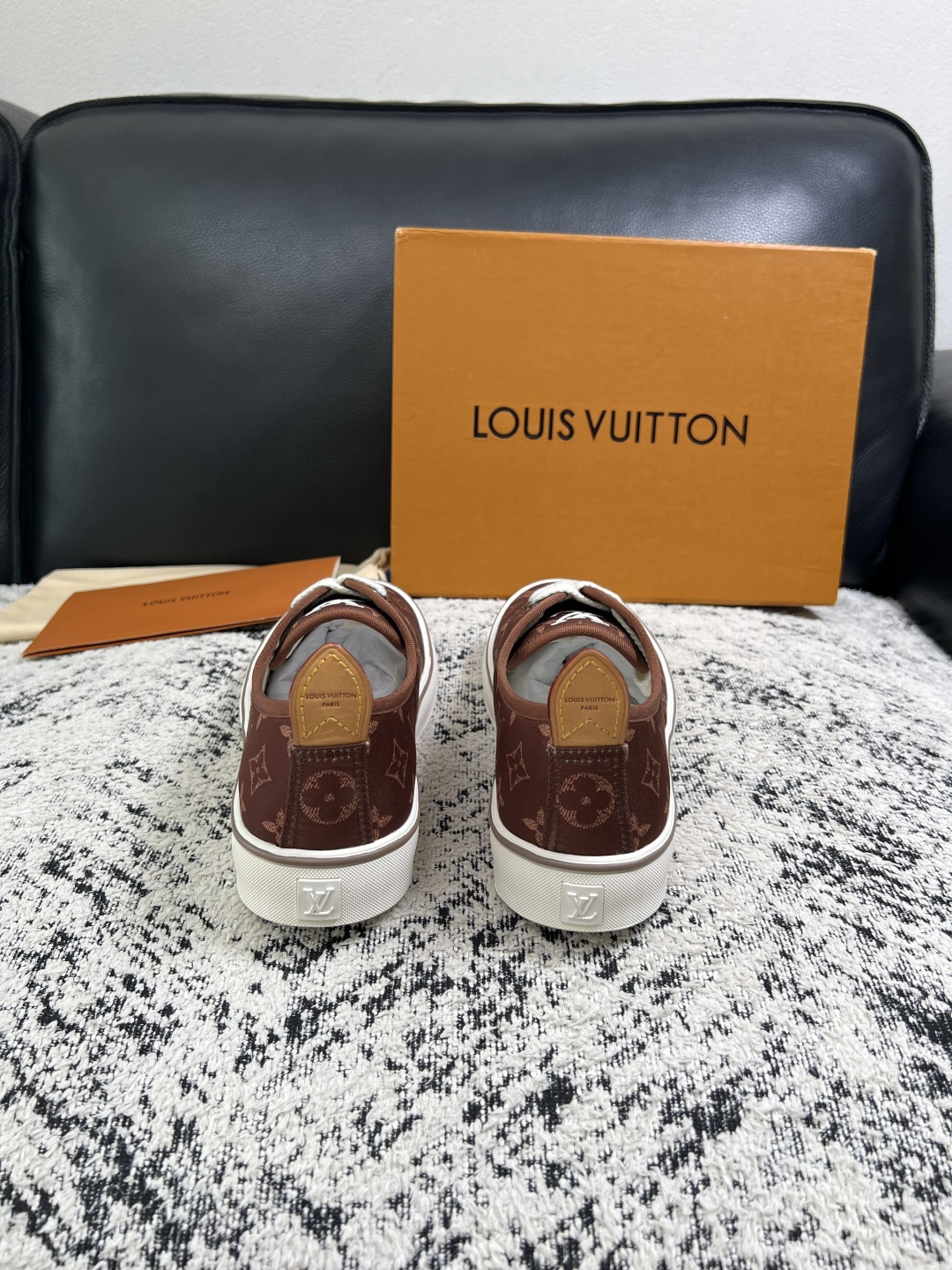 Lv  顶级代购  路易威登 专柜同步，意大利进口面料，进口水染牛皮内里，鞋底：原厂特供原版底，原厂跟单货，码数 39-