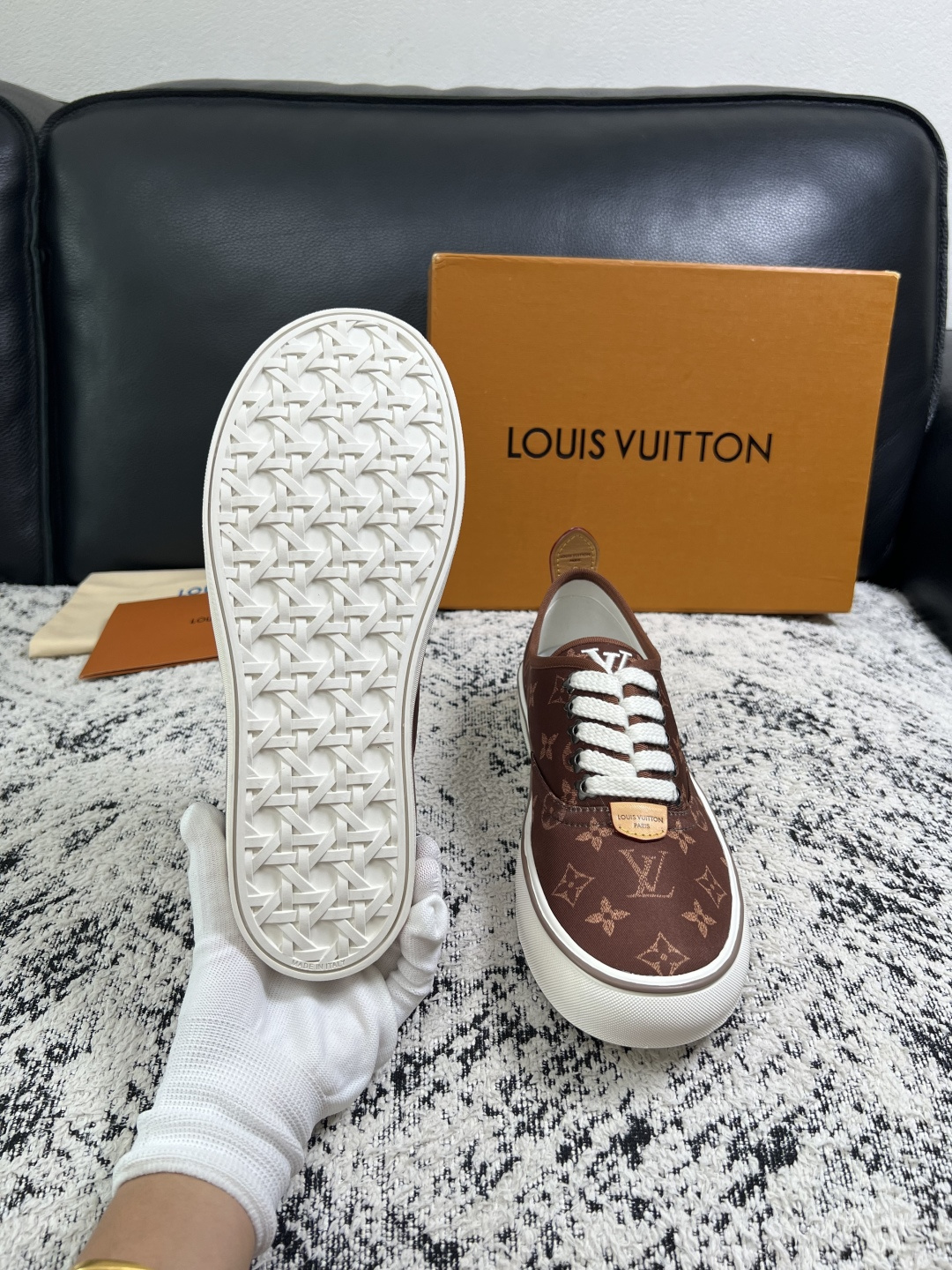 Lv  顶级代购  路易威登 专柜同步，意大利进口面料，进口水染牛皮内里，鞋底：原厂特供原版底，原厂跟单货，码数 39-
