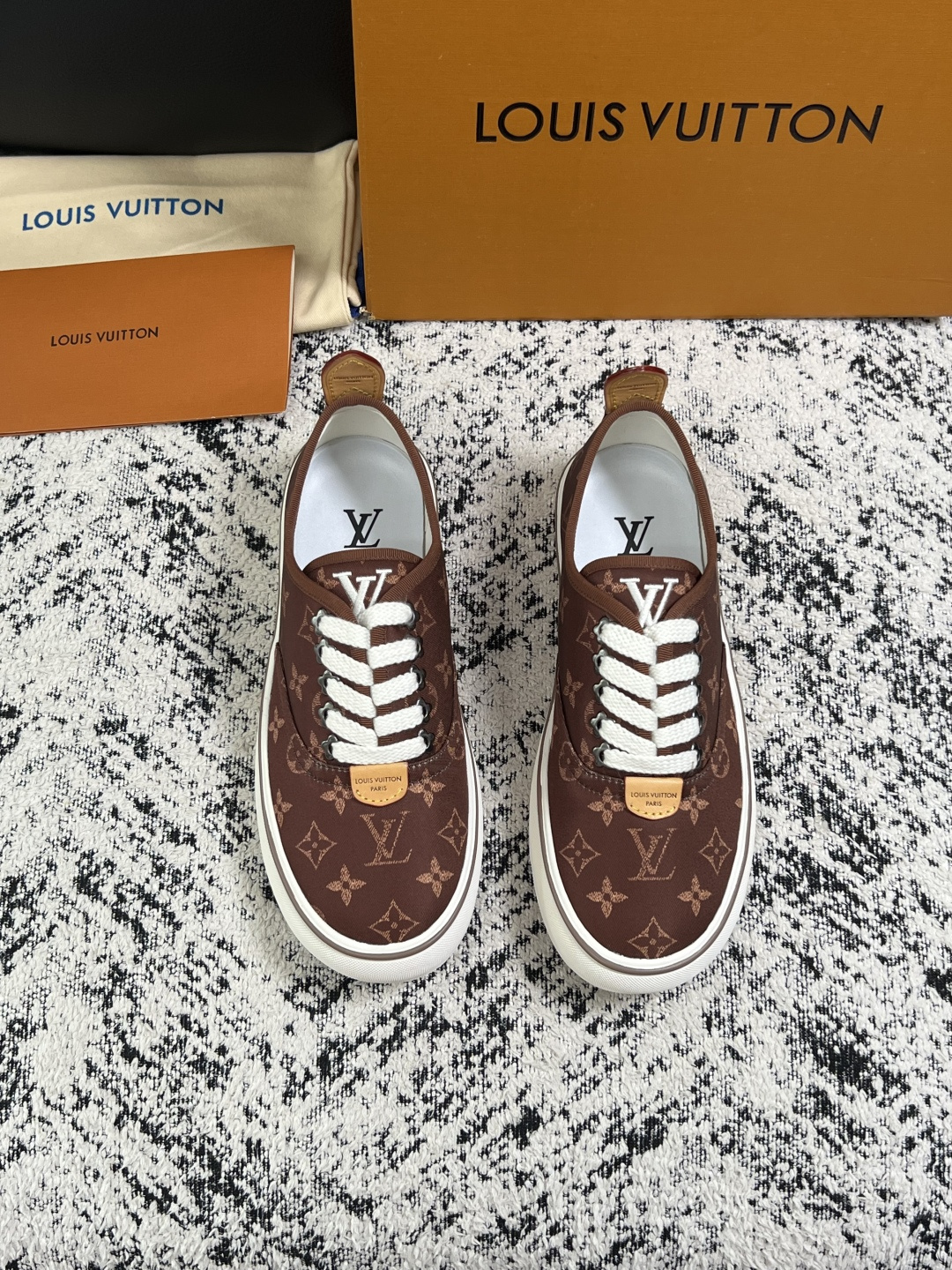 Lv  顶级代购  路易威登 专柜同步，意大利进口面料，进口水染牛皮内里，鞋底：原厂特供原版底，原厂跟单货，码数 39-