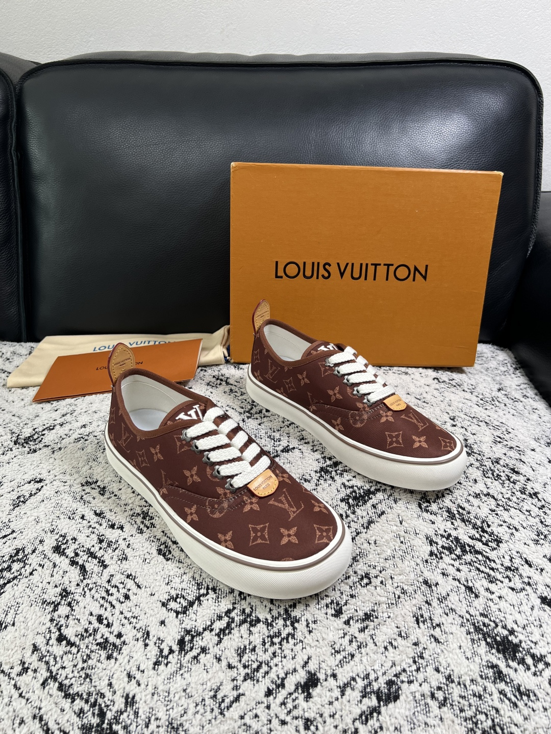 Lv  顶级代购  路易威登 专柜同步，意大利进口面料，进口水染牛皮内里，鞋底：原厂特供原版底，原厂跟单货，码数 39-