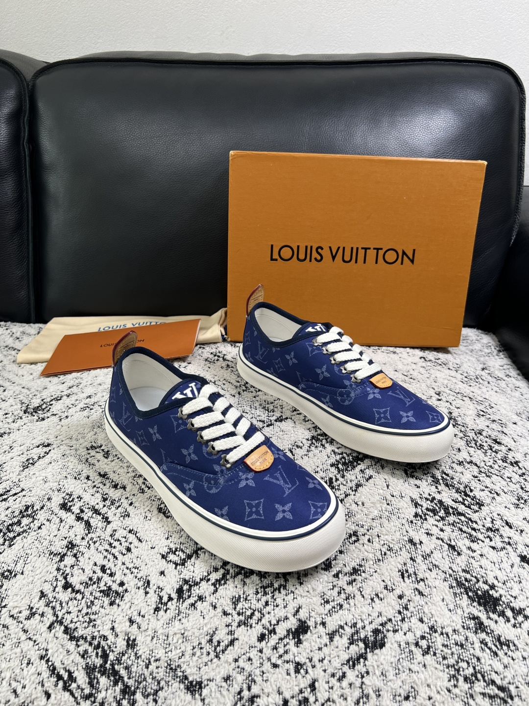 Lv  顶级代购  路易威登 专柜同步，意大利进口面料，进口水染牛皮内里，鞋底：原厂特供原版底，原厂跟单货，码数 39-