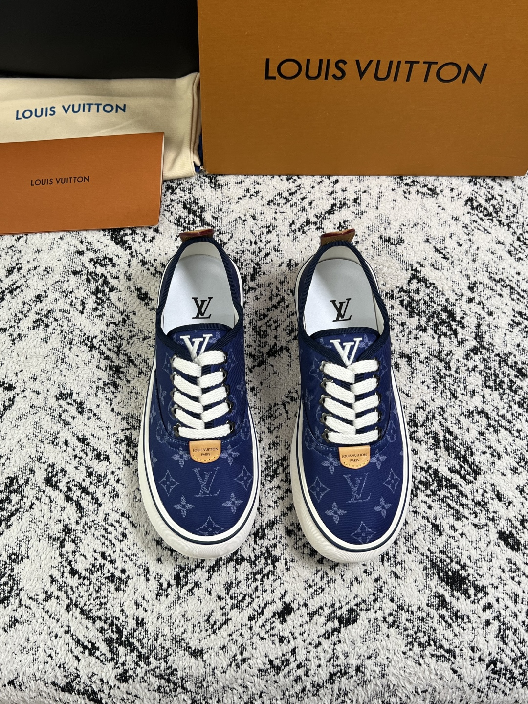 Lv  顶级代购  路易威登 专柜同步，意大利进口面料，进口水染牛皮内里，鞋底：原厂特供原版底，原厂跟单货，码数 39-