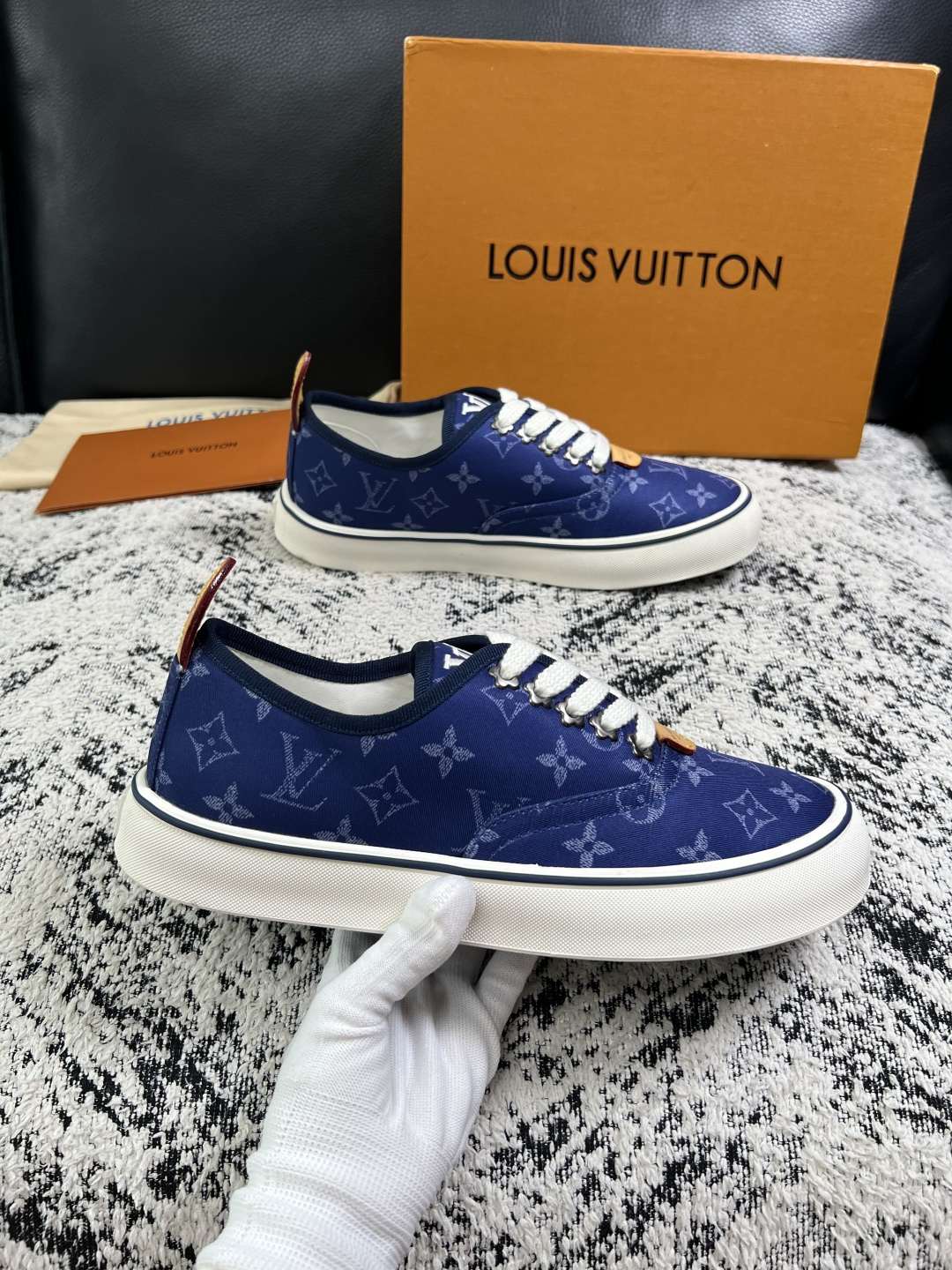 Lv  顶级代购  路易威登 专柜同步，意大利进口面料，进口水染牛皮内里，鞋底：原厂特供原版底，原厂跟单货，码数 39-