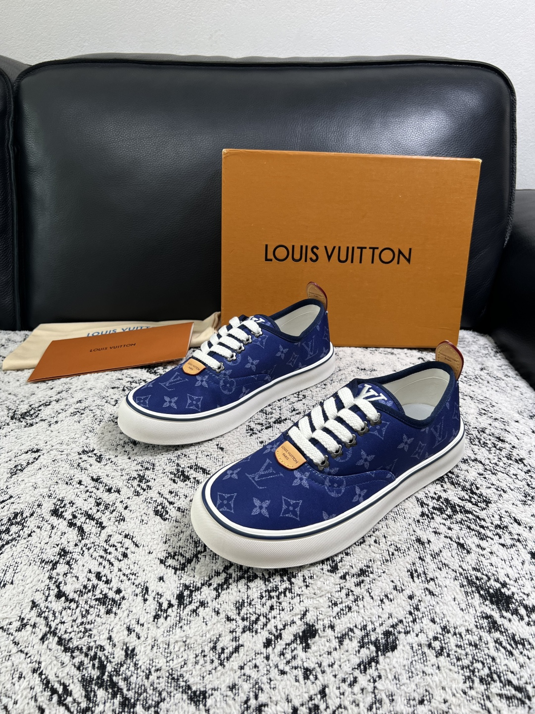 Lv  顶级代购  路易威登 专柜同步，意大利进口面料，进口水染牛皮内里，鞋底：原厂特供原版底，原厂跟单货，码数 39-