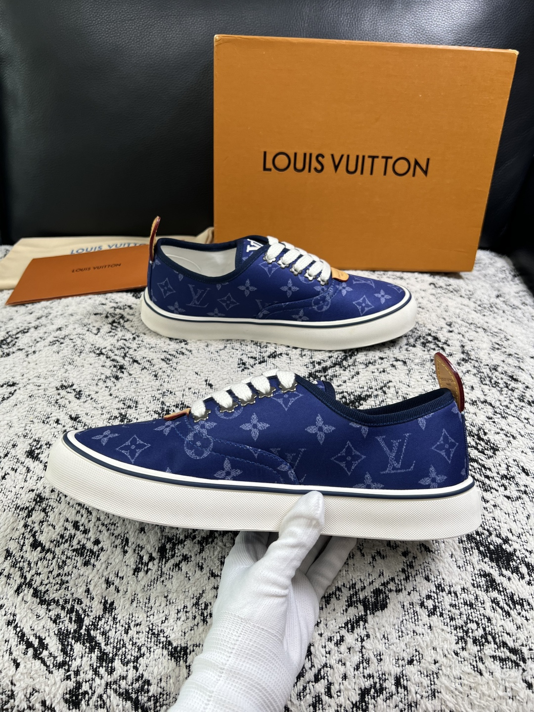 Lv  顶级代购  路易威登 专柜同步，意大利进口面料，进口水染牛皮内里，鞋底：原厂特供原版底，原厂跟单货，码数 39-