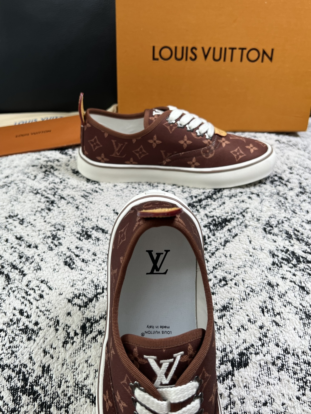 Lv  顶级代购  路易威登 专柜同步，意大利进口面料，进口水染牛皮内里，鞋底：原厂特供原版底，原厂跟单货，码数 39-