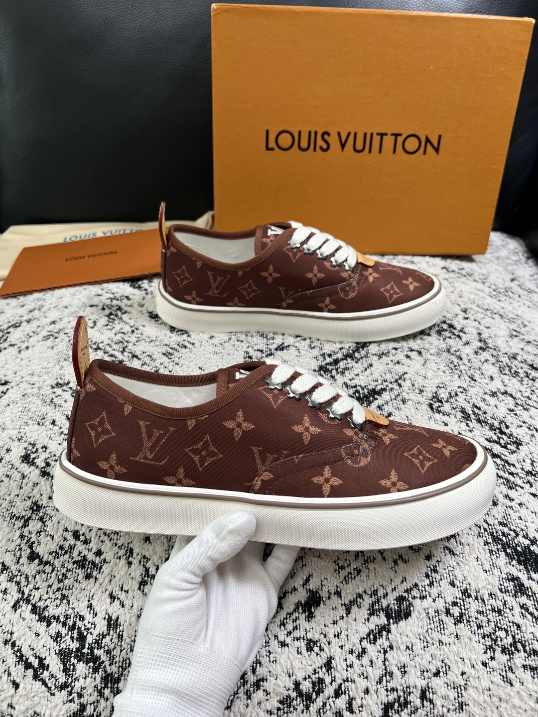 Lv  顶级代购  路易威登 专柜同步，意大利进口面料，进口水染牛皮内里，鞋底：原厂特供原版底，原厂跟单货，码数 39-