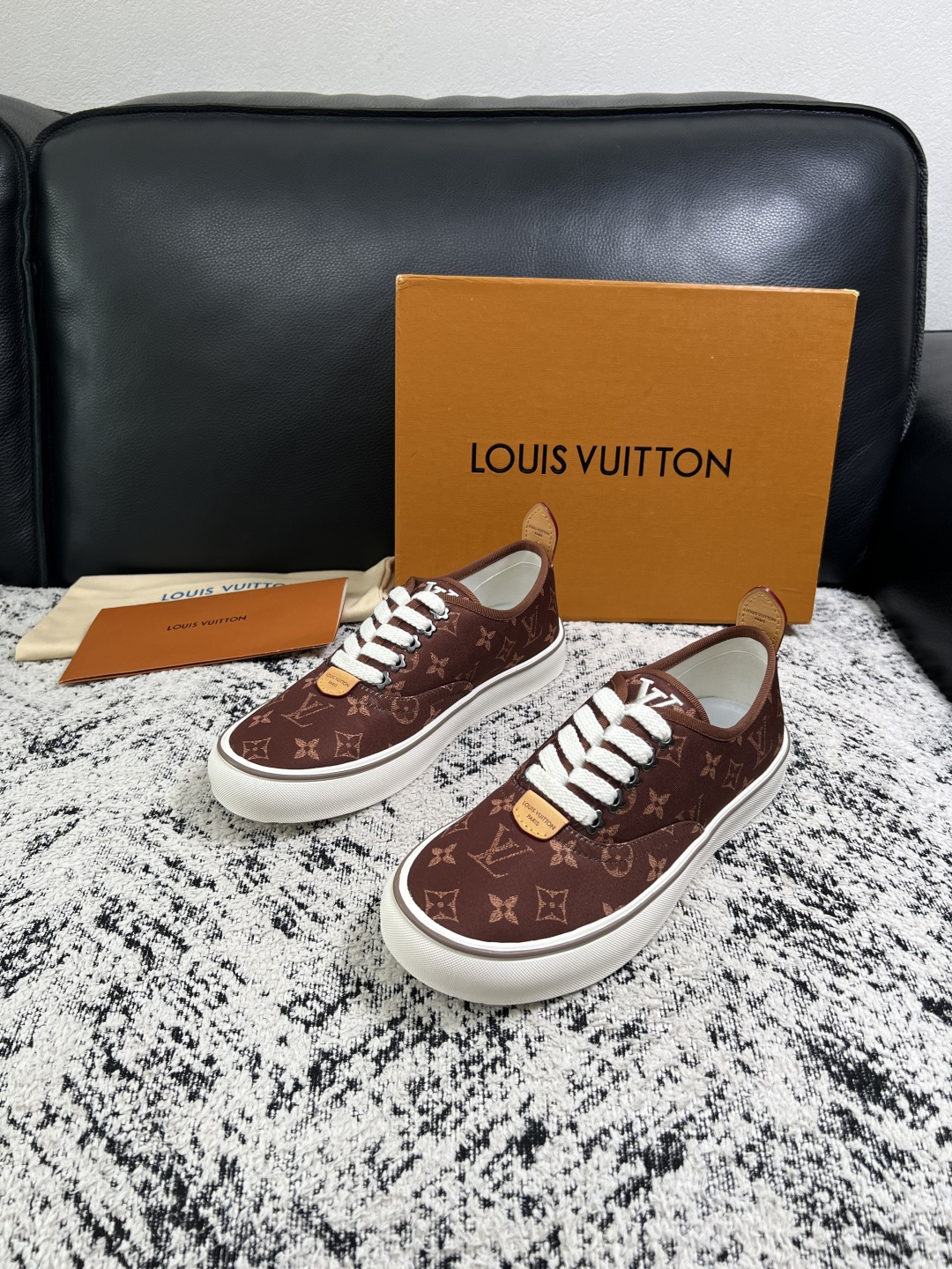 Lv  顶级代购  路易威登 专柜同步，意大利进口面料，进口水染牛皮内里，鞋底：原厂特供原版底，原厂跟单货，码数 39-